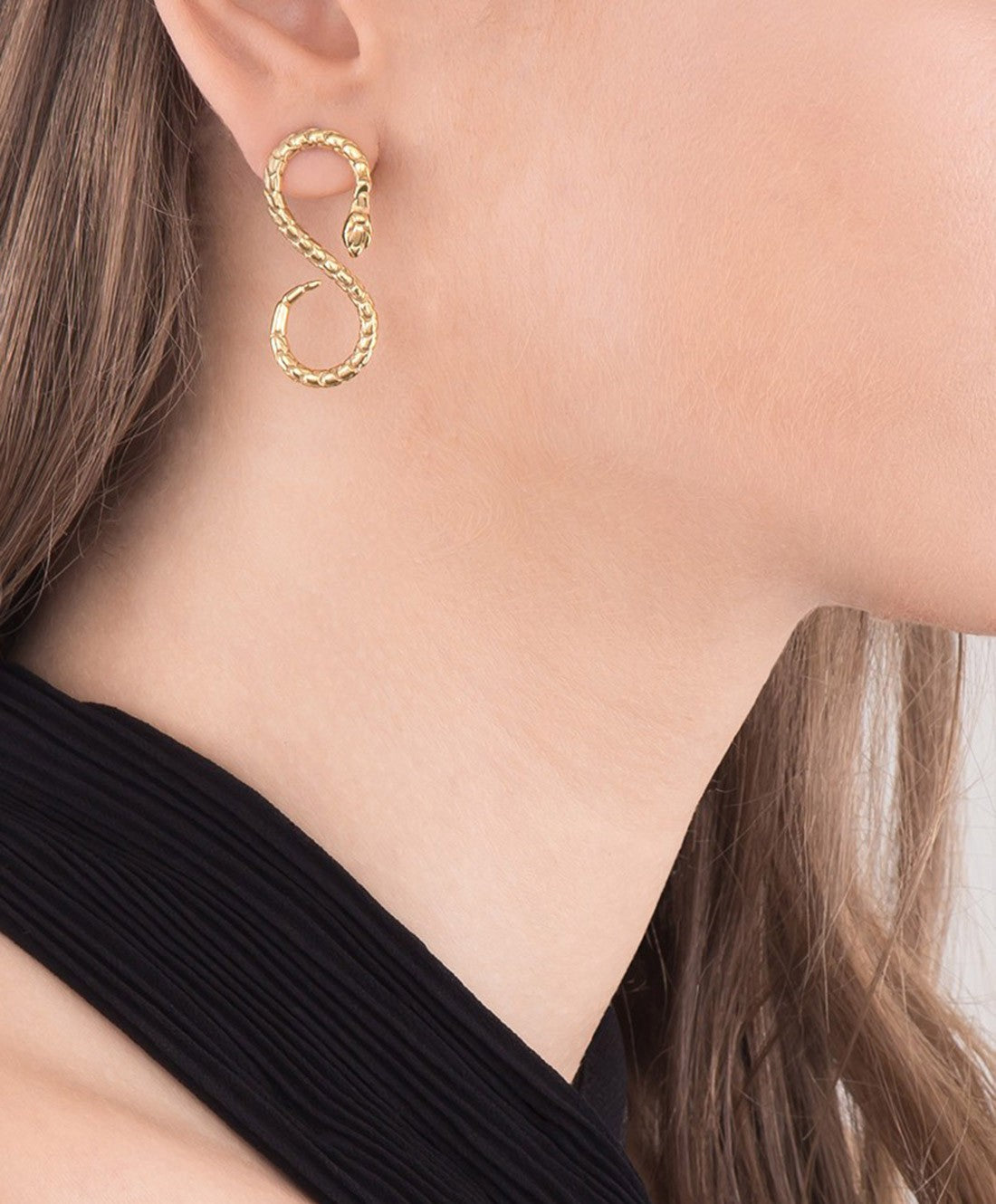 Poison gold-plated hammered snake earrings