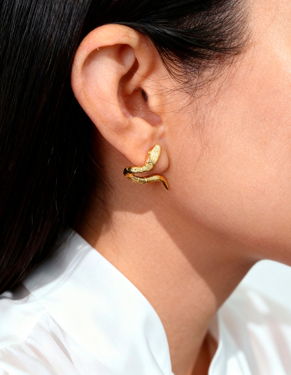 Poison gold-plated hammered snake earrings